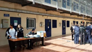 עתירות לבג"ץ נגד החלטת אוחנה: "למדינה חובת אתית לחסן אסירים"