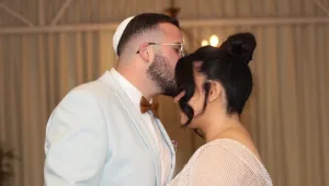 האורחים ביטלו הגעה לחתונה - אחרי שעלה פוסט ברשתות עשרות באו לשמח חתן-כלה