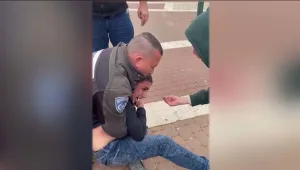 תיעוד חריג: מה גרם לשוטר לנהוג באלימות כלפי נער