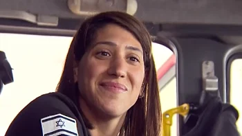 "גם נשים מסוגלות לפרוץ דרך בלי פחד": יום בחייה של לוחמת האש היחידה במחוז דן