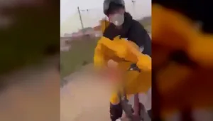 צעירים שהתעללו בעובדים זרים נעצרו בזכות אושיית רשת