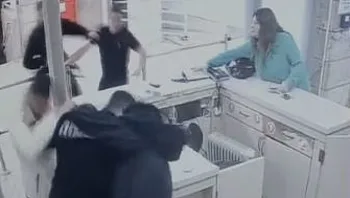 תיעוד: תקפו את מאבטח ביה"ח בנהריה, לקחו את נשקו - ונעצרו